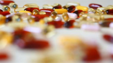 Vitaminler ve tabletler çeşitli şekiller ve renkler