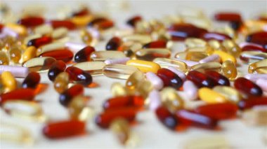 Vitaminler ve tabletler çeşitli şekiller ve renkler