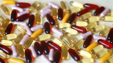 Vitaminler ve tabletler çeşitli şekiller ve renkler