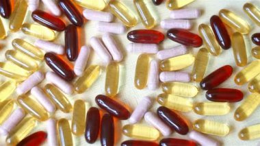 Vitaminler ve tabletler çeşitli şekiller ve renkler