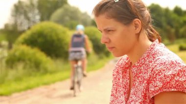 Tablet bilgisayarlı genç kadın