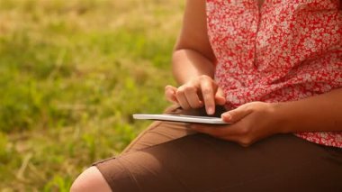 Tablet bilgisayarlı genç kadın