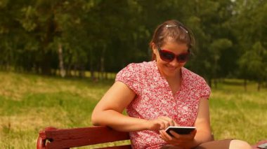 tablet bilgisayar ile genç bir kadın. gülümseyen ve gülüyor