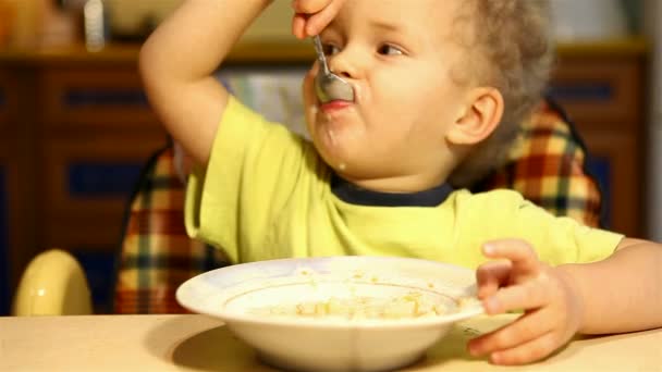 Rapaz come sopa em si — Vídeo de Stock