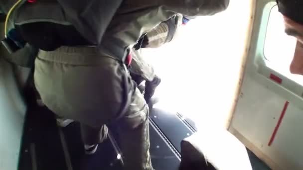 Paraşütle atlama. Paraşütçüler uçaktan atlama grubu. — Stok video