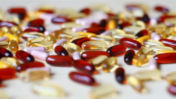 Vitaminer och tabletter i olika former och färger — Stockvideo