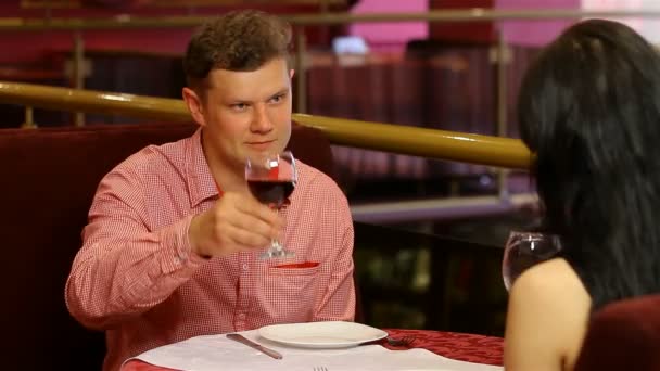 Hombre y mujer bebiendo vino — Vídeos de Stock