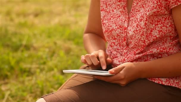 Jovem mulher com computador tablet — Vídeo de Stock