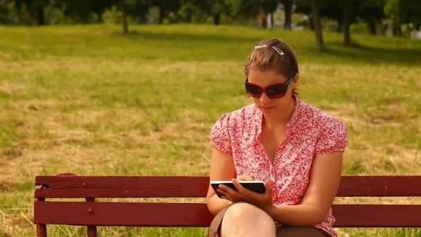 Mujer joven con Tablet Computer — Vídeo de stock