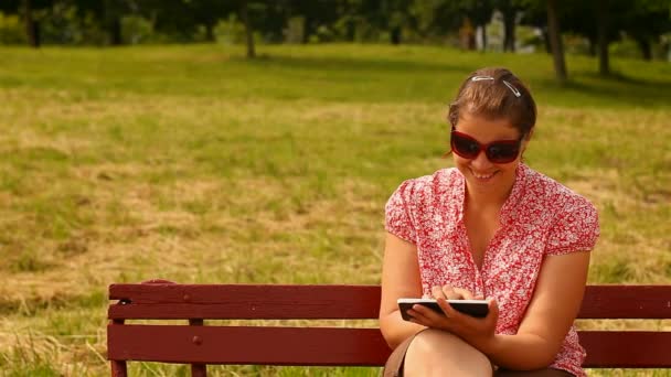Mujer joven con Tablet PC. sonriendo y riendo — Vídeos de Stock
