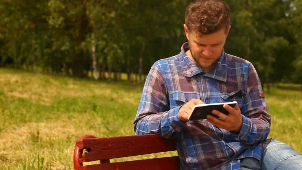 Young man with tablet computer — Stock Video