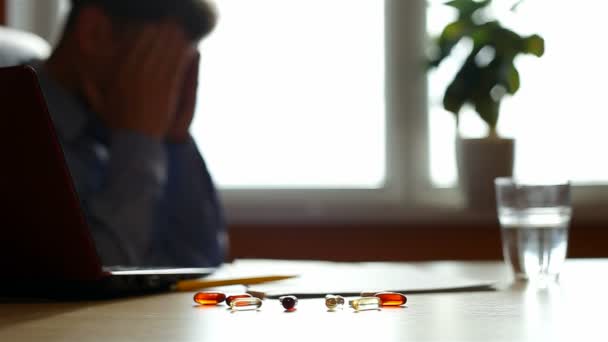 Jeune homme déprimé. prendre une pilule — Video