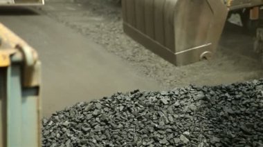 Ekskavatör, yük treni kömür boşaltma