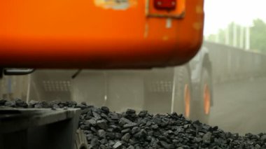 Ekskavatör, yük treni kömür boşaltma