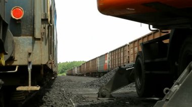 Ekskavatör, yük treni kömür boşaltma