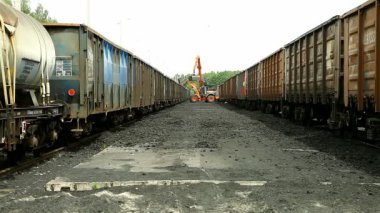 Ekskavatör, yük treni kömür boşaltma