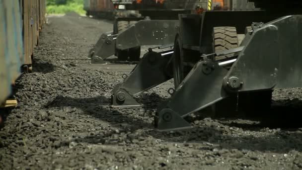 Excavadoras, descarga de carbón de un tren de carga — Vídeo de stock