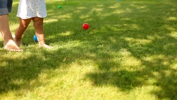 Bébé premiers pas sur l'herbe — Video