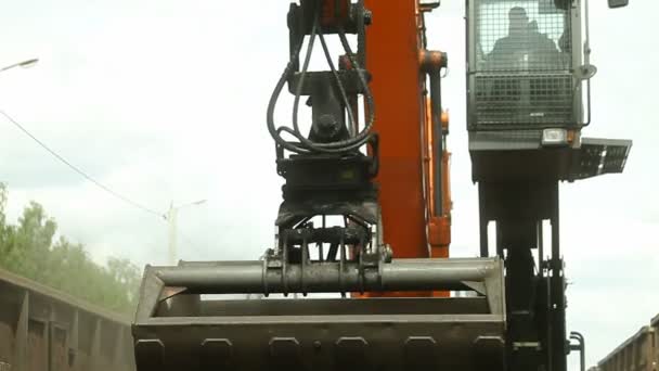 Graafmachines, lossen steenkool van een lading trein — Stockvideo