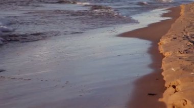 Kumsalda yürüyen bir insanın bacakları