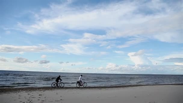 Bicicletas familiares na praia — Vídeo de Stock