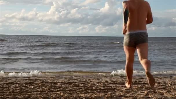 Man running into the sea — Stock Video