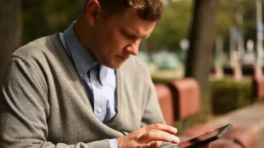 Şehir Parkı tablet bilgisayarda çalışan genç işadamı