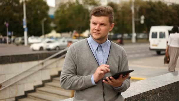 Empresario trabajando en Tablet PC por la calle — Vídeos de Stock