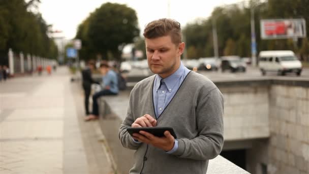 Empresário trabalhando no computador tablet pela rua — Vídeo de Stock