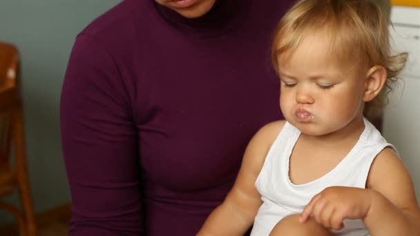 Matka krmí své dítě — Stock video