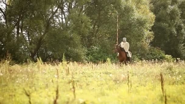 Caballero medieval a caballo . — Vídeos de Stock