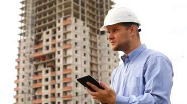 tablet ile inşaat mühendisi.