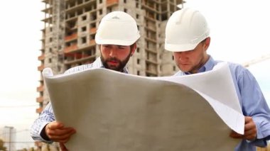 İnşaat Mühendisleri inşaat sahasında