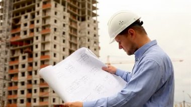 İnşaat mühendisi inşaat sahasında
