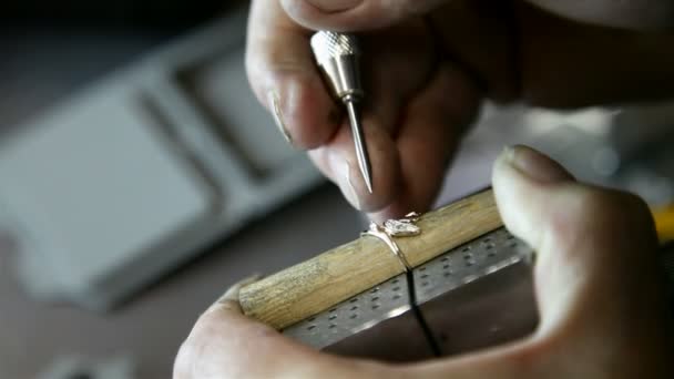 Maître fait une bague en or — Video