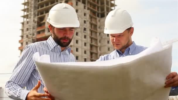 Byggnadsingenjörer på byggarbetsplats — Stockvideo