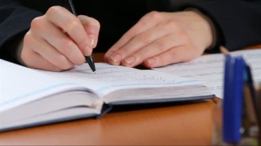 Yöneticisi bir defterde yazar