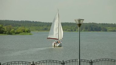 Göldeki yat.