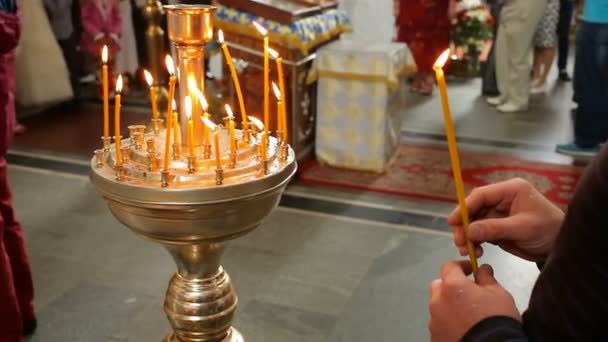 Церква, людина тримає свічку . — стокове відео