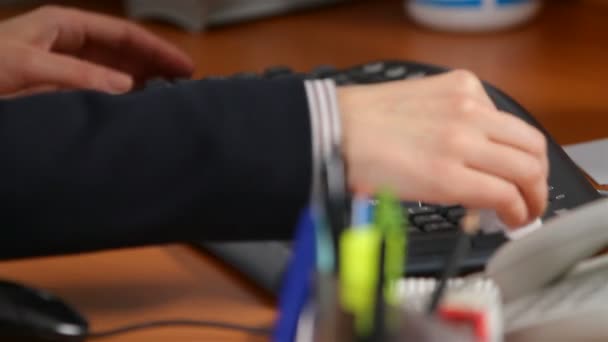 Manager wipes keyboard from dust — Stock Video