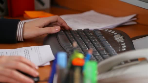 Mãos digitando em um teclado, para corrigir — Vídeo de Stock