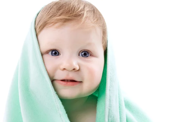 Junge in einem grünen Handtuch auf weißem Grund — Stockfoto