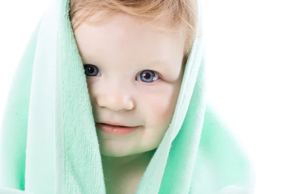 Junge in einem grünen Handtuch — Stockfoto
