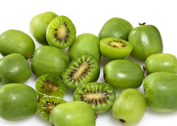 Kiwi Berry eller Actinidia arguta – stockfoto
