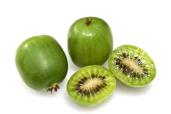 Kiwi jagody lub Aktinidia ostrolistna — Zdjęcie stockowe