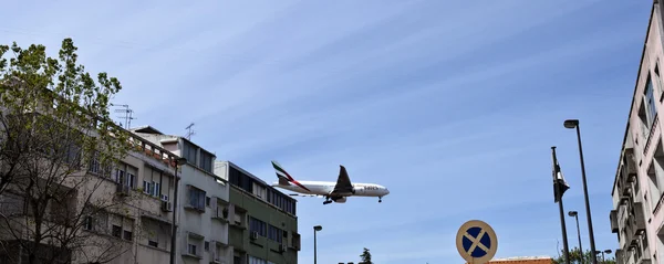 Airplane Landing in Lisbon — Stock Photo, Image