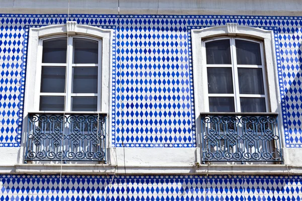 Ijzeren balkons in Lissabon, portugal — Stockfoto