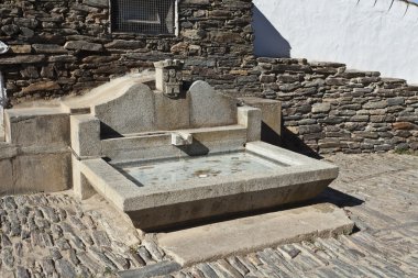 monsaraz, taş çeşme yapılmış