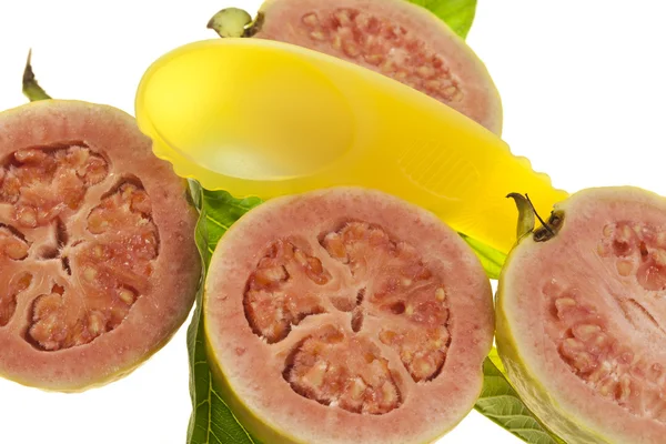 Rózsaszín Guava gyümölcs kanállal — Stock Fotó