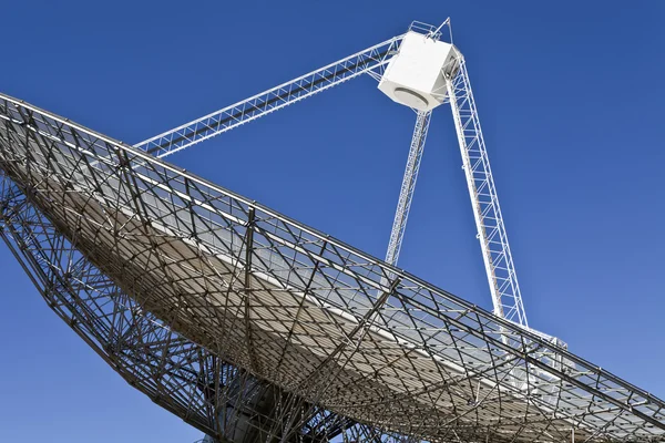 Radioteleskopschüssel in Parkhäusern, Australien — Stockfoto